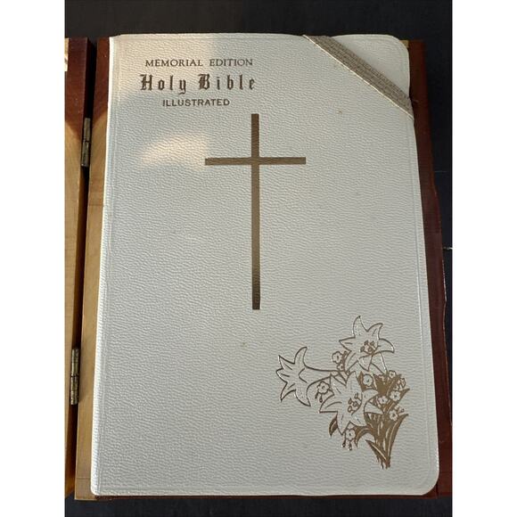 Vintage Memorial Edition 1958 Holy Bible, Illustrated With Cedar Wood Case - Picture 4 of 13